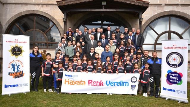 Kastamonu Emniyet Müdürlüğü hayata geçirdiği 2 projeyle 29 bine yakın öğrenciye ulaştı