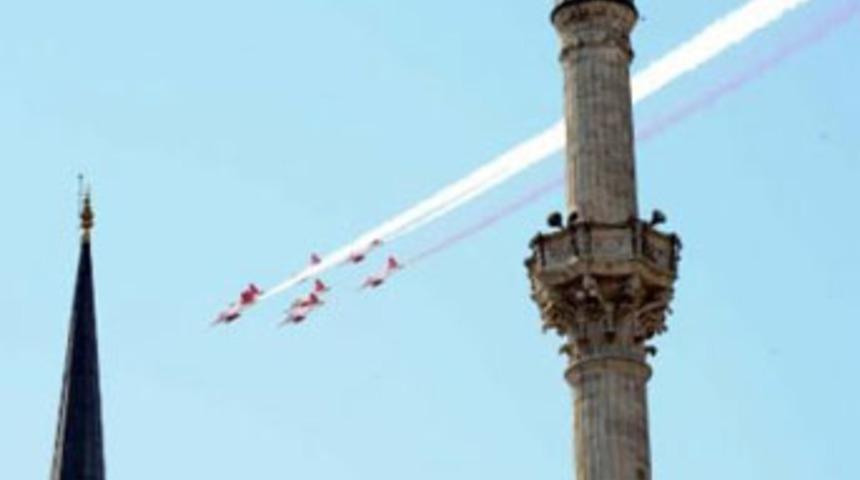 T&uuml;rk yıldızları İstanbul semalarında