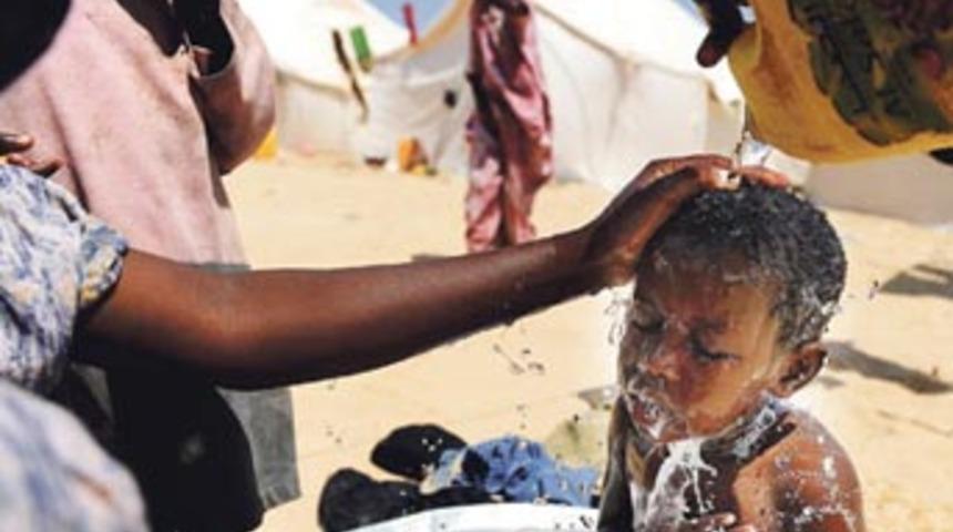 Somali'de bir yudum su yüzleri güldürüyor!