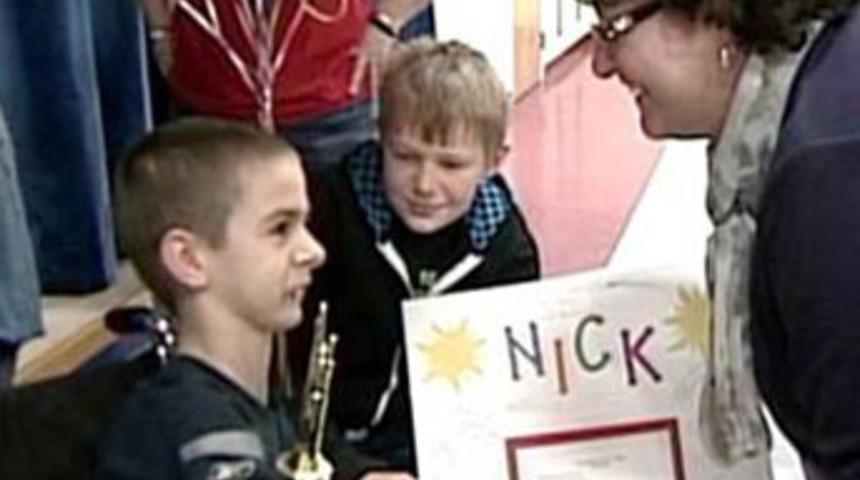 Elleri olmadan 'el yazısı' ödülü aldı