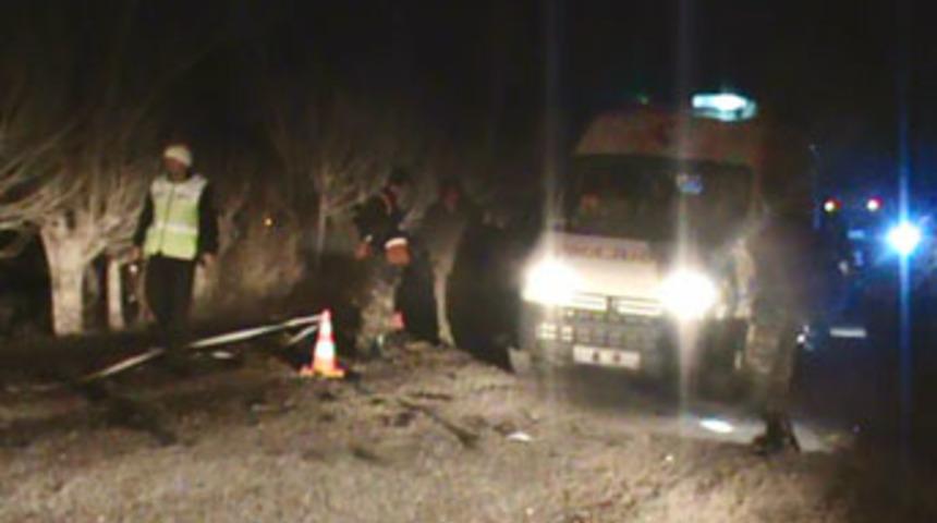 Otomobil yolcu otobüsüyle çarpıştı