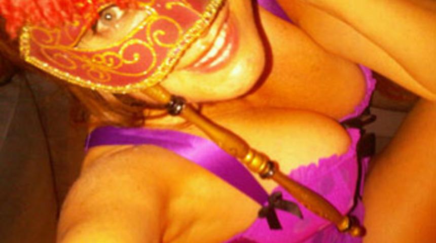 Yatak pozlarıyla g&uuml;ndeme oturdu!