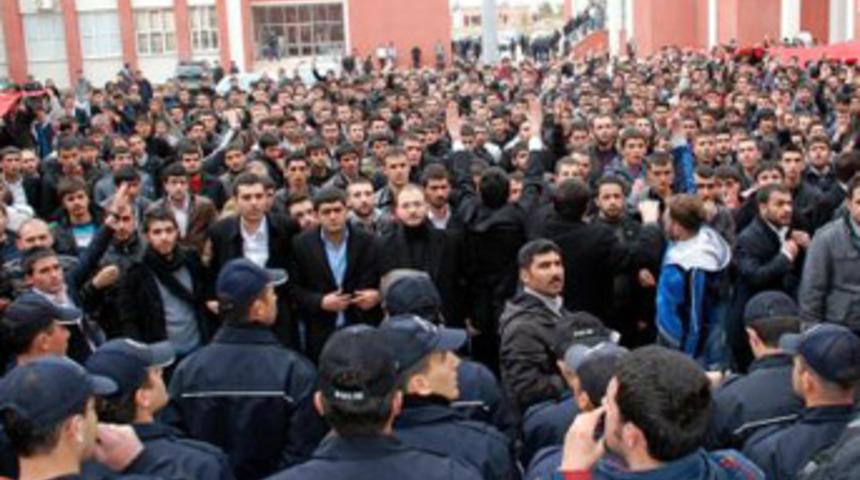 &Uuml;niversiteyi karıştıran fular