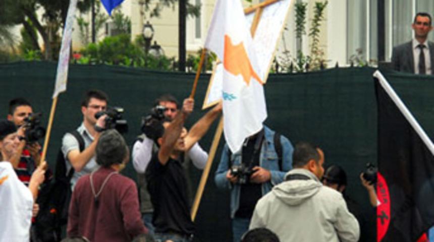 KKTC'de T&uuml;rk el&ccedil;iliğine Rum bayrağı