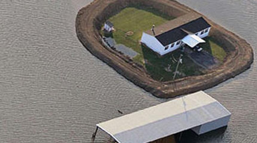 Evlerini böyle kurtardılar