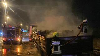 Mersin'de mermer ve seramik yüklü tırın dorsesi yandı