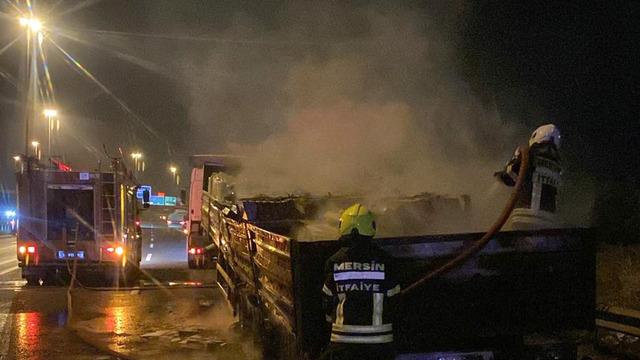 Mersin'de mermer ve seramik yüklü tırın dorsesi yandı