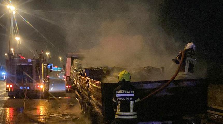 Mersin'de mermer ve seramik yüklü tırın dorsesi yandı