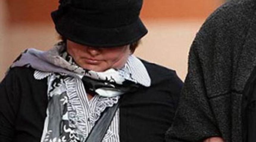 Kadın &ouml;ğretmenden kız &ouml;ğrenciye seks tuzağı