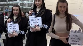 Üzerinde 'Bana dua edin onunla evleneyim' yazan kutudan su dağıttı! Sosyal medyada gündem yarattı