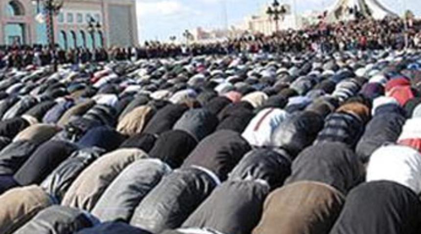 Sokakta namaz kılmaya yasak geldi