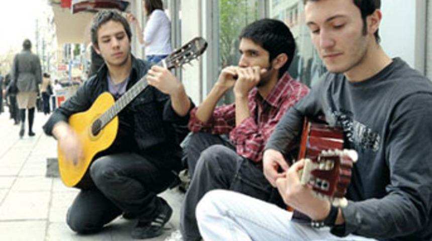 M&uuml;zik sustu, asayiş berkemal