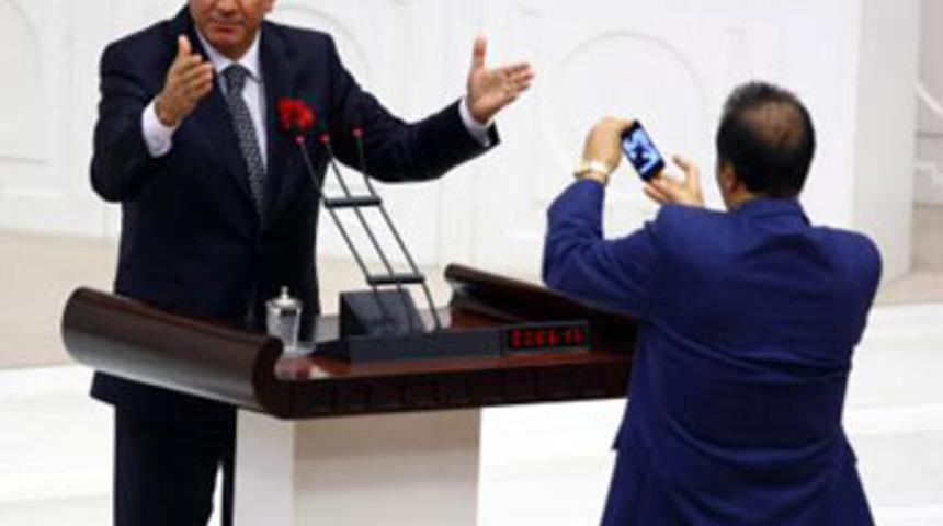 'Konuşur gibi yapayım sen de fotoğrafımı çek'