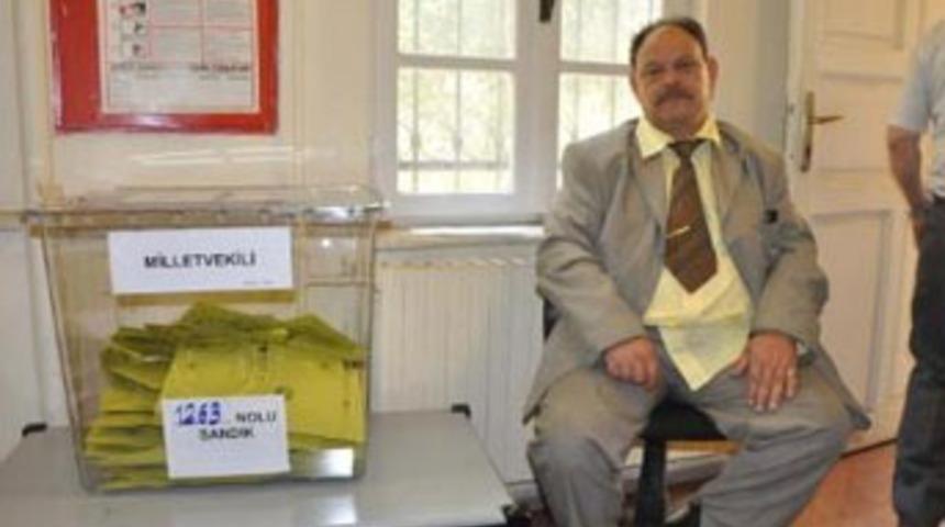 Okuma-yazma bilmeyen sandık görevlisi