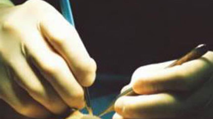 Kendini ameliyat etti!