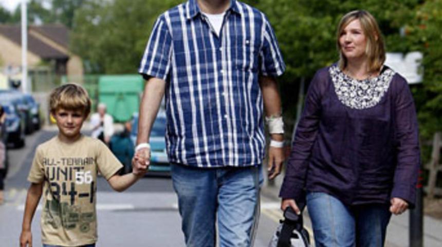 Eşinin kalbini elinde taşıyor