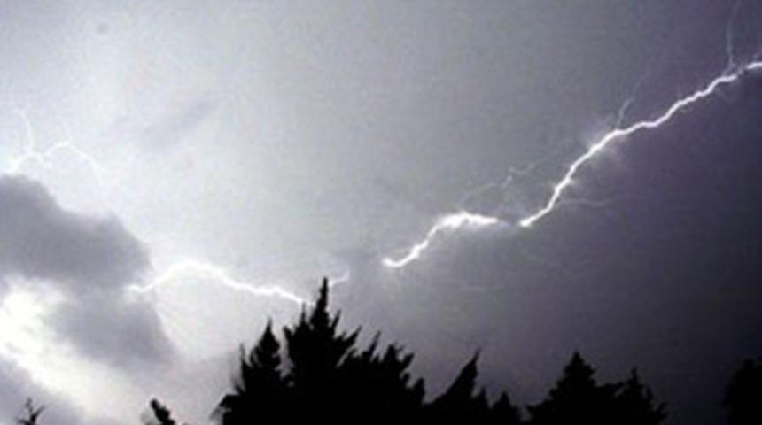 Kardeşinin k&uuml;llerini savururken &ccedil;arpıldı &ouml;ld&uuml;