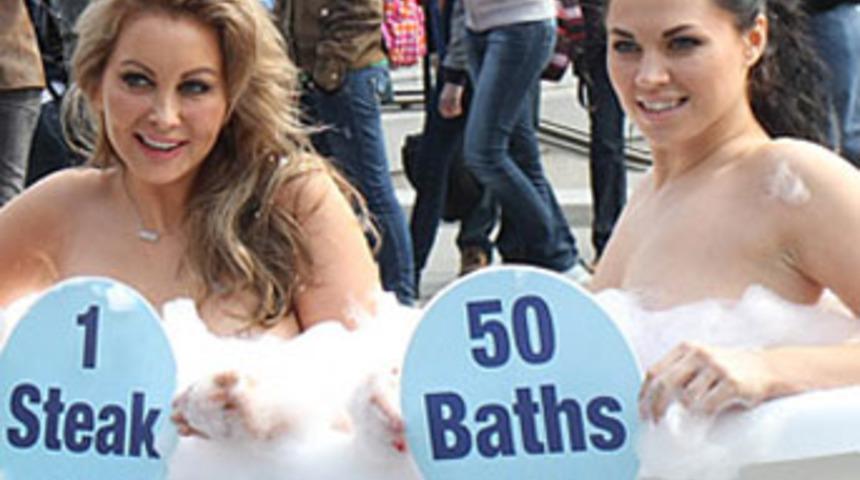 Playboy modelleri meydanda banyo yaptı