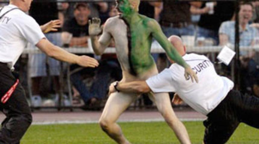 Fanatiklerin &ccedil;ıplak g&ouml;sterileri!