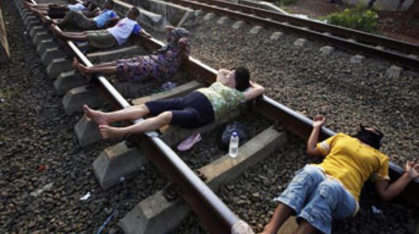 Endonezya'da tedavi i&ccedil;in raylara yatıyorlar