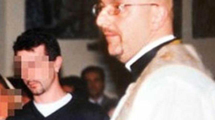 Hem s&uuml;byancı hem satanist rahip