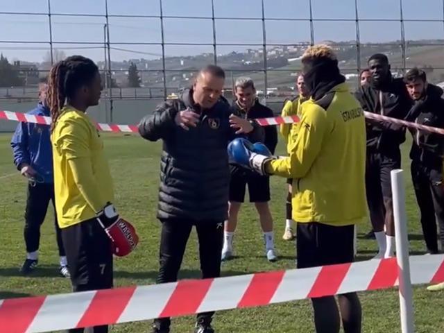 İstanbulspor Teknik Direktörü Osman Zeki Korkmaz, antrenmanda kavga eden oyuncularına boks eldiveni giydirdi!