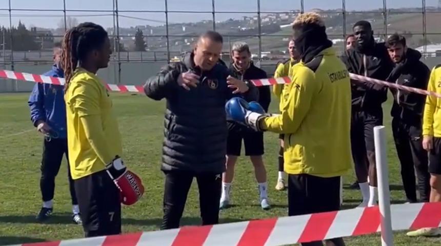 İstanbulspor Teknik Direktörü Osman Zeki Korkmaz, antrenmanda kavga eden oyuncularına boks eldiveni giydirdi!
