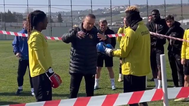 İstanbulspor Teknik Direktörü Osman Zeki Korkmaz, antrenmanda kavga eden oyuncularına boks eldiveni giydirdi!