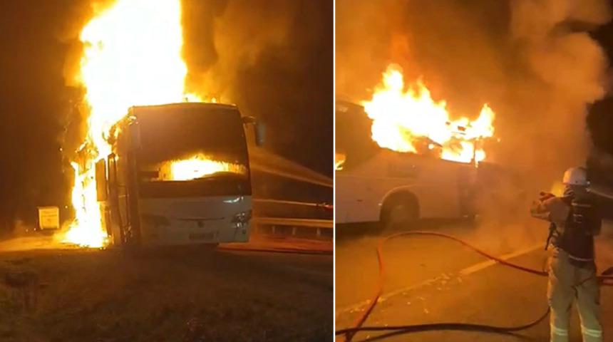 Seyir halindeki yolcu otobüsü alev alev yandı; o anlar kamerada