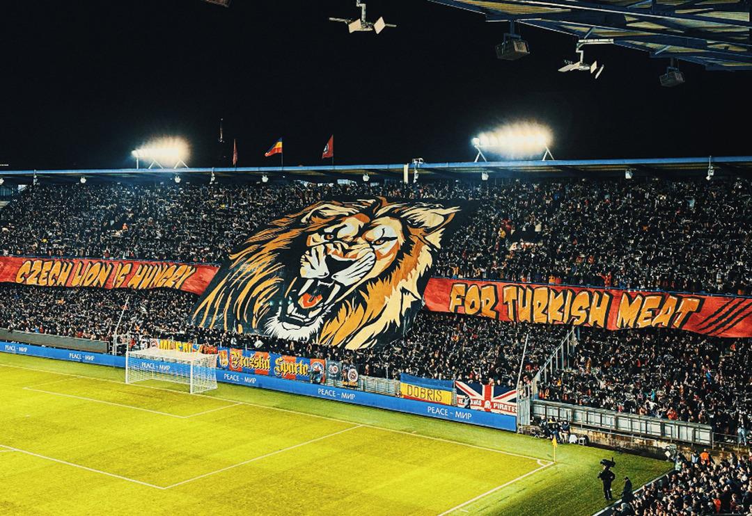 Prag trib&uuml;nlerinden T&uuml;rkiye i&ccedil;in &ccedil;irkin pankart! Skandal olaya sosyal medyada tepki yağıyor...