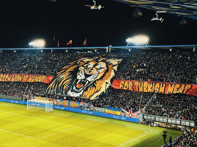 Prag tribünlerinden Türkiye için çirkin pankart!