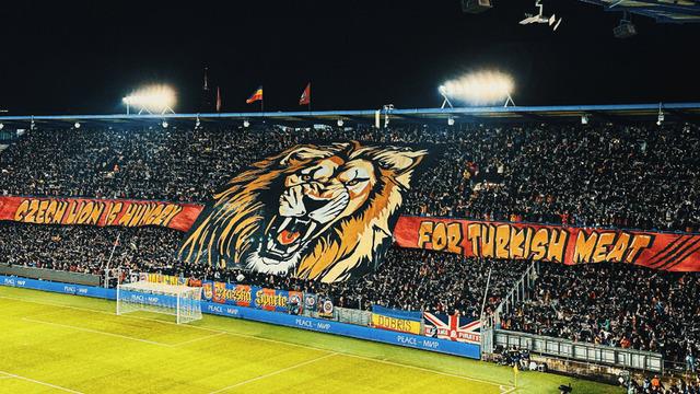 Prag tribünlerinden Türkiye için çirkin pankart! Skandal olaya sosyal medyada tepki yağıyor...