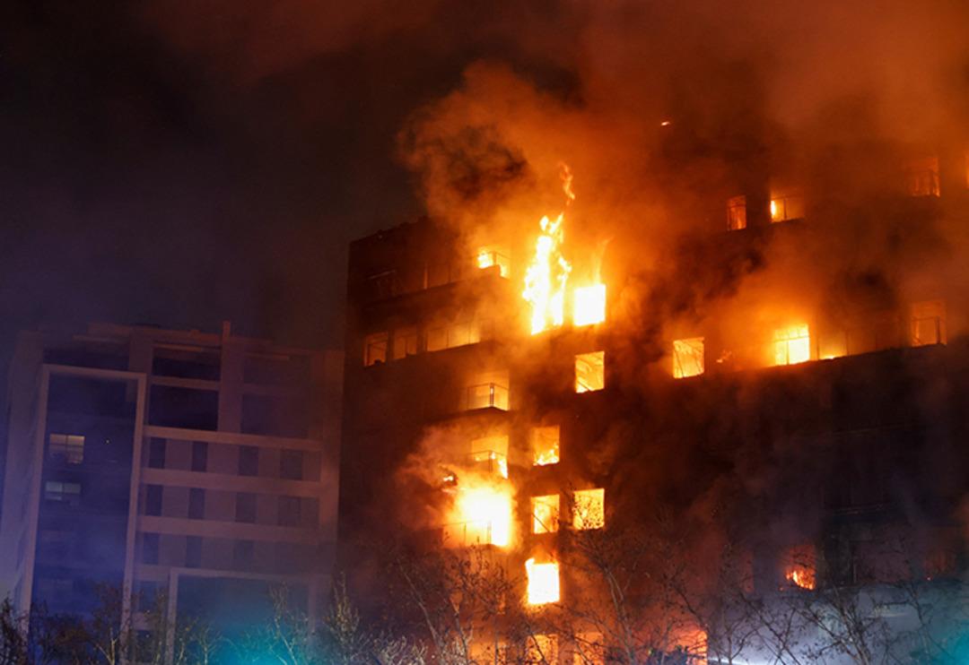 İspanya'da 14 katlı bina alevlere teslim oldu! &Ccedil;ok sayıda yaralı var