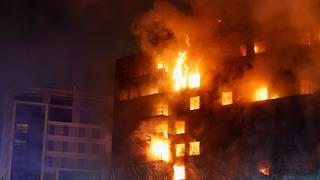 İspanya'da 14 katlı bina alevlere teslim oldu! Çok sayıda yaralı var