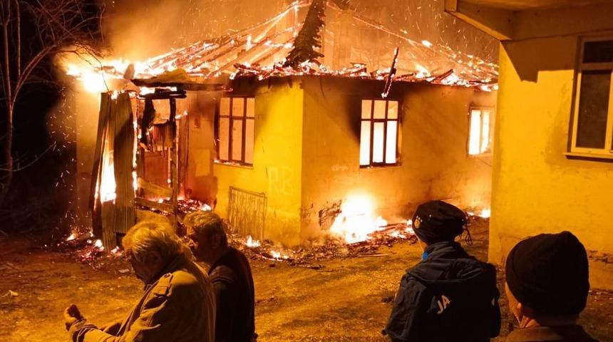 Düzce'de çıkan yangında 2 katlı ev kullanılamaz hale geldi