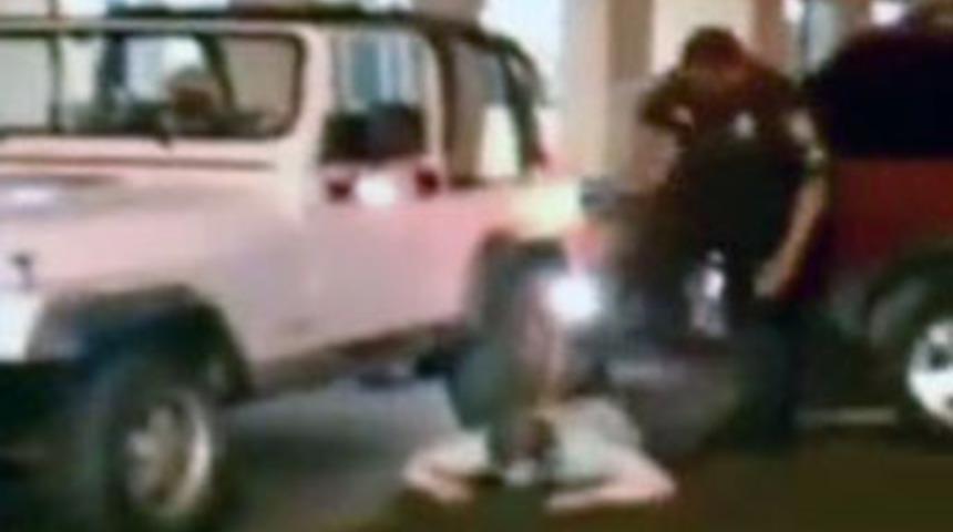 Arabada kavga eden çifte polis şiddeti