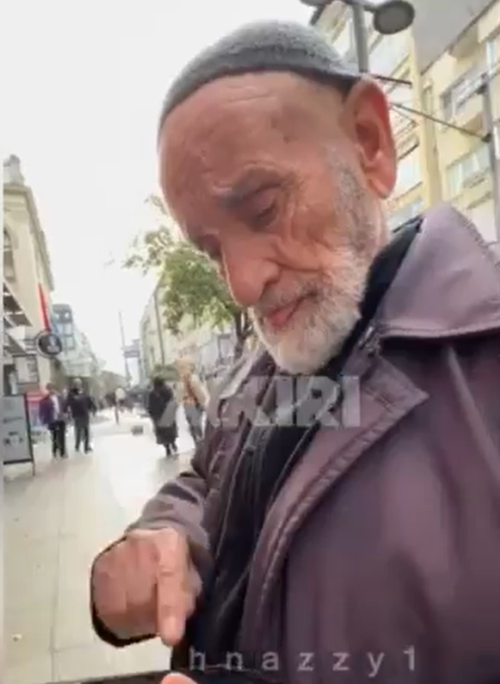 Yaşlı mendil satıcısını gören yabancı turist iki kağıt peçete istedi! Karşılığında 100 dolar verince sosyal medyada gündem oldu... Sarılarak teşekkür etti G1