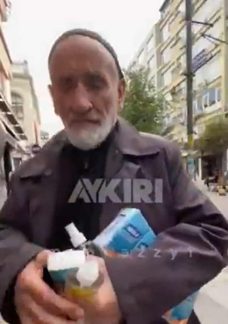 Yaşlı mendil satıcısını gören yabancı turist iki kağıt peçete istedi! Karşılığında 100 dolar verince sosyal medyada gündem oldu... Sarılarak teşekkür etti G2