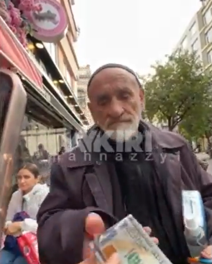 Yaşlı mendil satıcısını gören yabancı turist iki kağıt peçete istedi! Karşılığında 100 dolar verince sosyal medyada gündem oldu... Sarılarak teşekkür etti G3