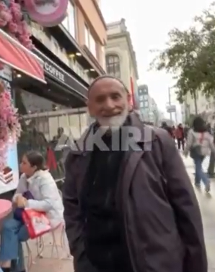 Yaşlı mendil satıcısını gören yabancı turist iki kağıt peçete istedi! Karşılığında 100 dolar verince sosyal medyada gündem oldu... Sarılarak teşekkür etti G4