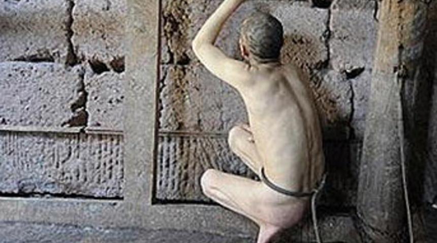 Oğlunu korumak i&ccedil;in zincirliyor