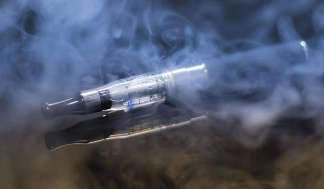 Elektronik sigara i&ccedil;enler aman dikkat! Uzmanından &rsquo;tiryaki dili&rsquo; uyarısı! Kalıcı tat kaybına neden olabiliyor