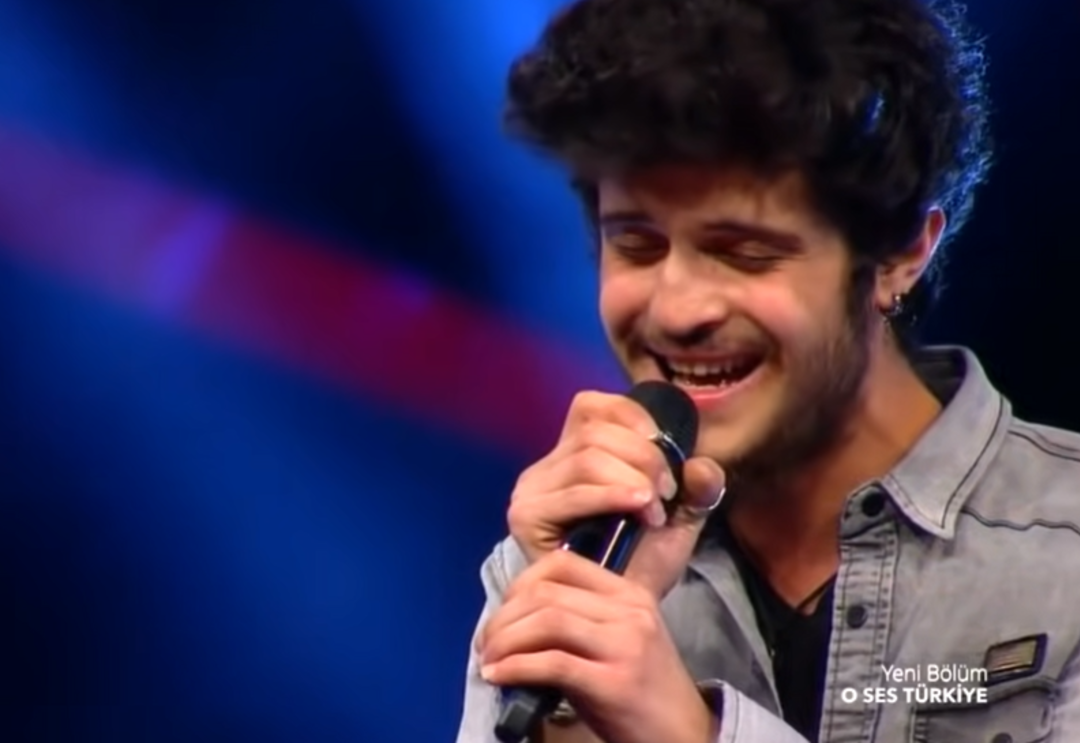 Yarışmadan sonra &uuml;lkeyi terk etmişti! O Ses T&uuml;rkiye birincisi Emre Sertkaya son haliyle g&uuml;ndem oldu! G&ouml;renler tanıyamadı