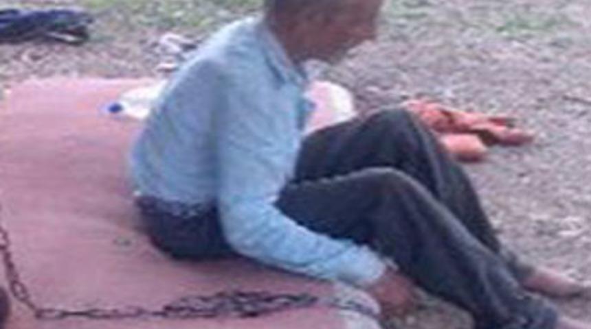 Yaşlı adama k&ouml;pek muamelesi!