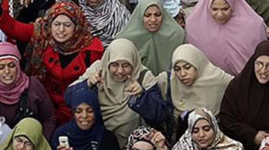 Kadın g&ouml;stericilere bekaret testi!