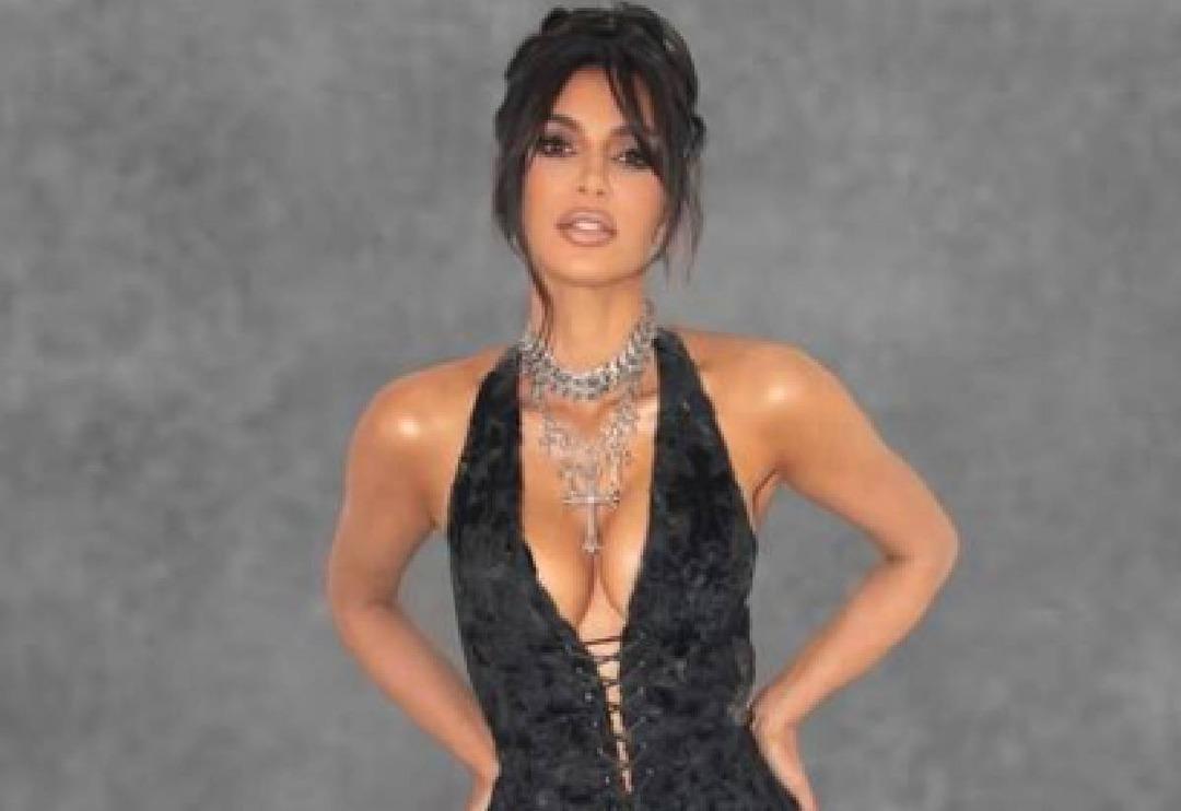 Kim Kardashian kız kardeşi Kendall Jenner ile sırt sırta poz verdi! Sosyal medyayı salladı