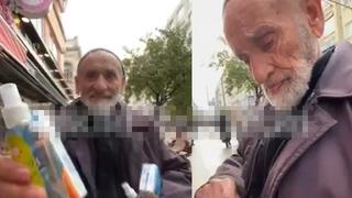 Yaşlı mendil satıcısını gören yabancı turist iki kağıt peçete istedi! Karşılığında 100 dolar verince sosyal medyada gündem oldu... Sarılarak teşekkür etti