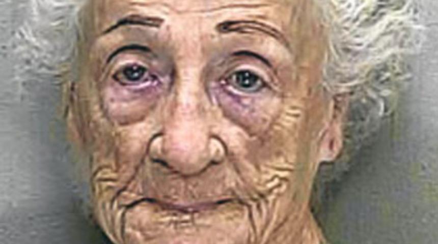 Yaşlı kadının öpücük cinneti