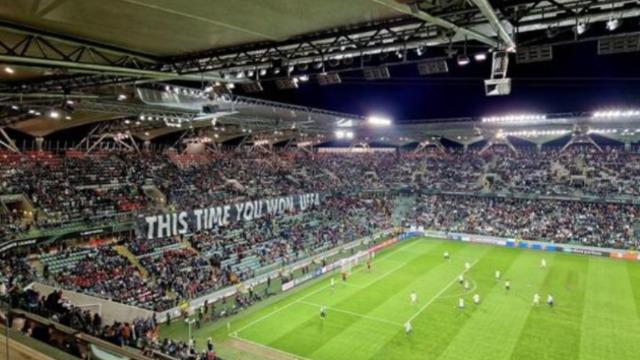 Legia Varşova-Molde maçında açılan pankart maçın bile önüne geçti! Herkes bu olayı konuşuyor