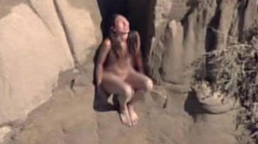 Çıplaklar plajına girmeye çalışırken...